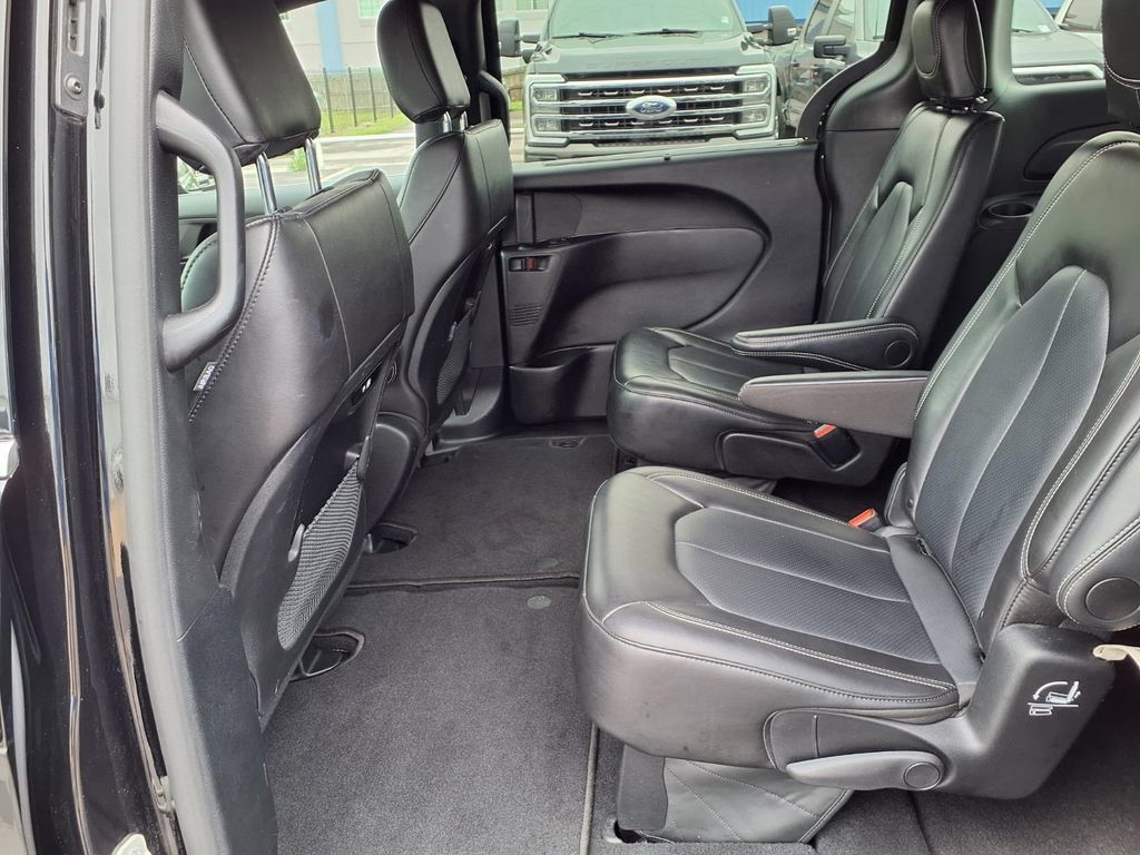 Used 2025 Chrysler Pacifica Select FWD image 18