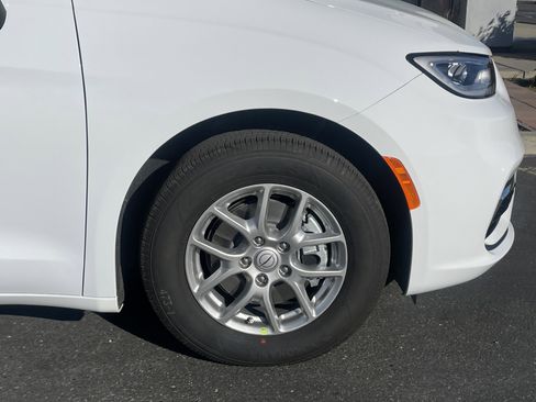 New 2026 Chrysler Pacifica Select image 7