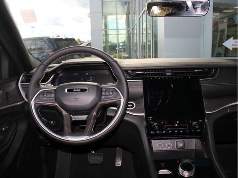 New 2025 Jeep Grand Cherokee Limited image 12