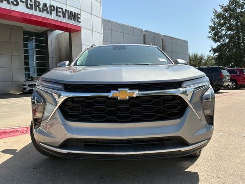 Used 2025 Chevrolet Trax LT FWD image 3