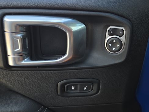Used 2022 Jeep Wrangler Unlimited Sahara w/ LED Lighting Group AWD/4WD image 33