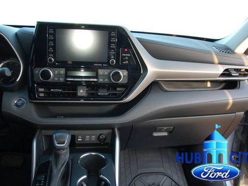 Used 2022 Toyota Highlander XLE FWD image 20