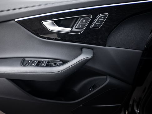 Certified 2025 Audi Q8 Prestige w/ Prestige Package image 12