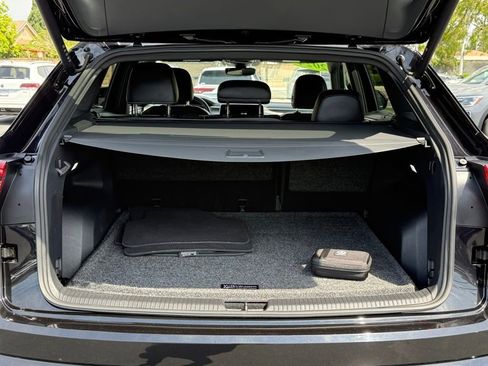 Used 2024 Volkswagen Atlas Cross Sport SE FWD image 8