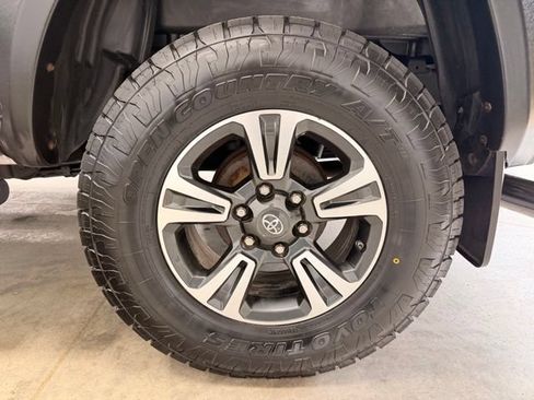 Used 2017 Toyota Tacoma TRD Sport w/ Tow Package AWD/4WD image 13