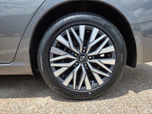 Used 2024 Nissan Altima 2.5 SV FWD image 10