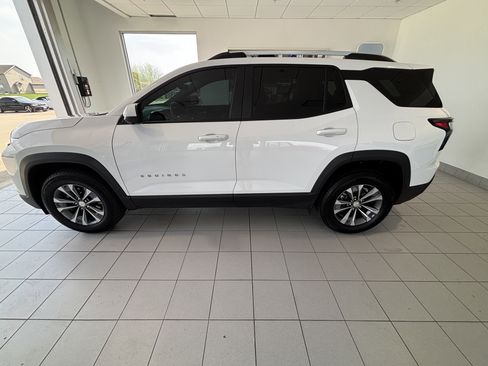 Used 2025 Chevrolet Equinox LT w/ Convenience Package II image 2