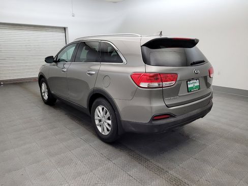 Used 2017 Kia Sorento LX w/ LX Convenience Package image 5