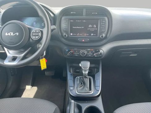 Used 2024 Kia Soul LX w/ LX Technology Package FWD image 11