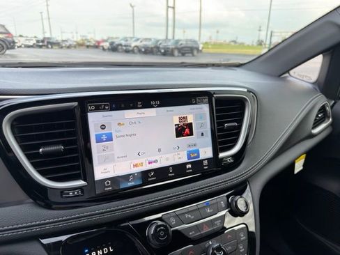 New 2026 Chrysler Pacifica Select image 15