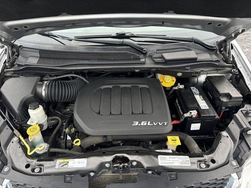 Used 2018 Dodge Grand Caravan SXT image 17