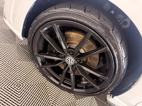 Used 2017 Volkswagen Golf R 4-Door AWD/4WD image 11