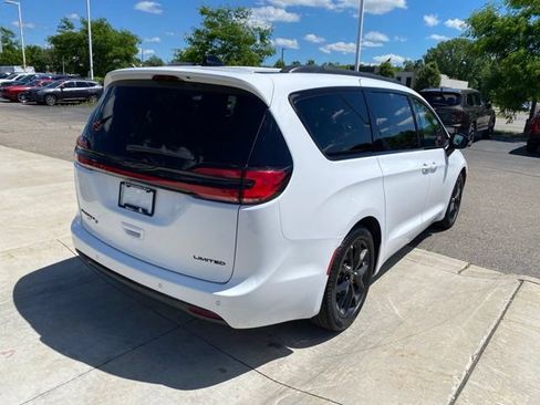 Used 2025 Chrysler Pacifica Limited FWD image 3