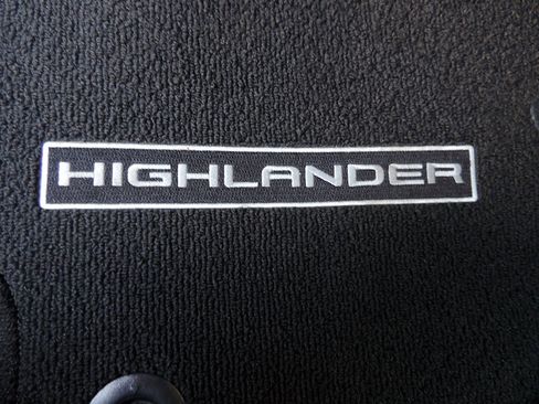 Used 2023 Toyota Highlander LE FWD image 9