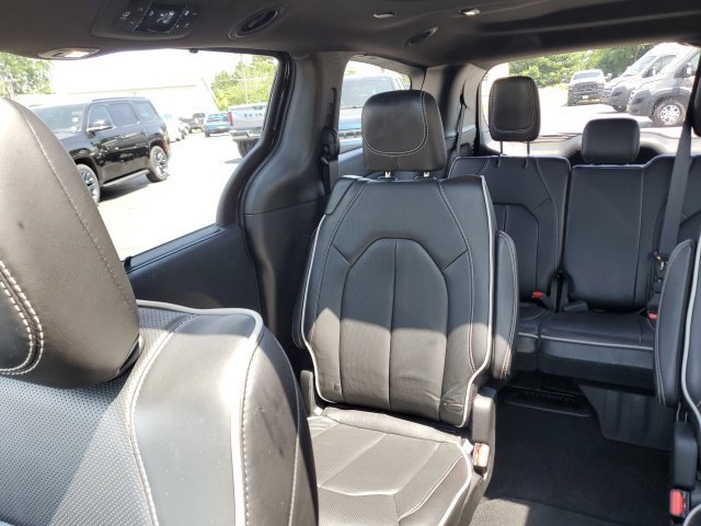 Used 2026 Chrysler Pacifica Limited FWD image 14