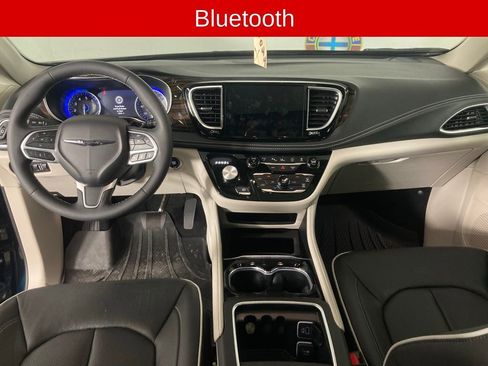 Used 2024 Chrysler Pacifica Limited image 8