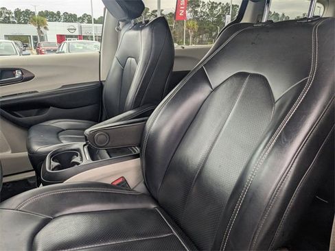 Used 2021 Chrysler Voyager Lxi image 14