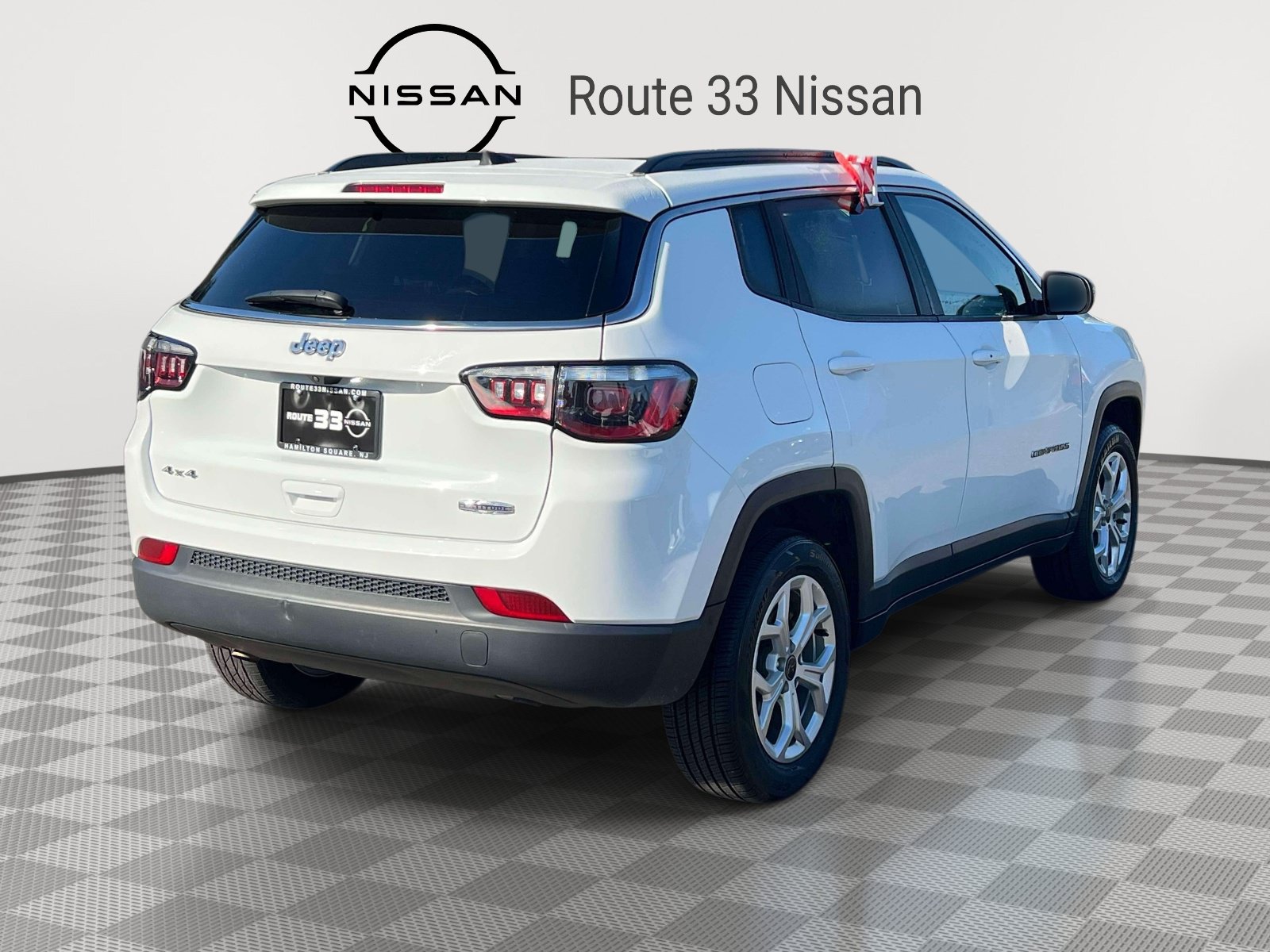 Used 2025 Jeep Compass Latitude w/ Sun & Sound Group AWD/4WD image 4