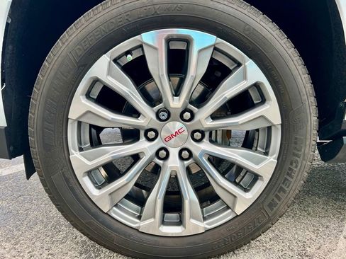 Used 2021 GMC Yukon Denali w/ Denali Ultimate Package image 24