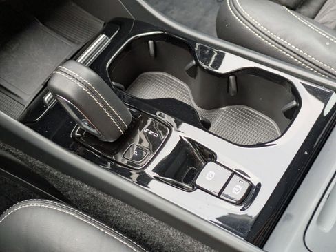 Used 2022 Volvo XC40 T5 R-Design w/ Advanced Package image 21