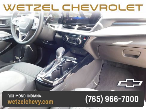 Used 2025 Chevrolet Trax LT w/ LT Convenience Package FWD image 17
