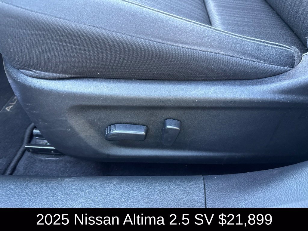 Used 2025 Nissan Altima 2.5 SV FWD image 13