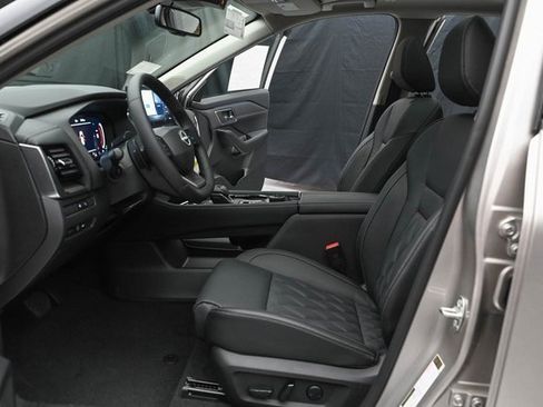 Used 2025 Nissan Rogue Platinum w/ Tech Package image 29