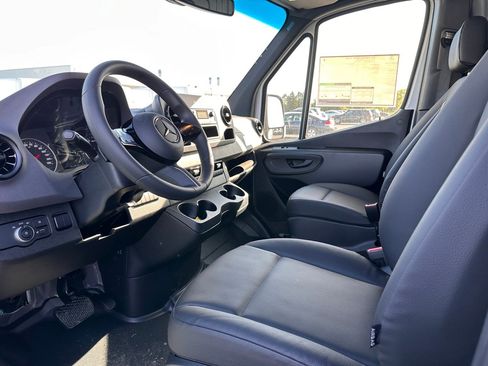 Used 2025 Mercedes-Benz Sprinter 2500 image 9