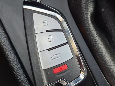 Used 2019 Jeep Cherokee Latitude Plus w/ Cold Weather Group AWD/4WD image 32