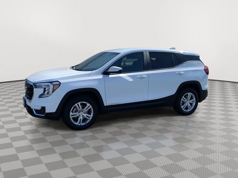 Used 2024 GMC Terrain SLE AWD/4WD image 3
