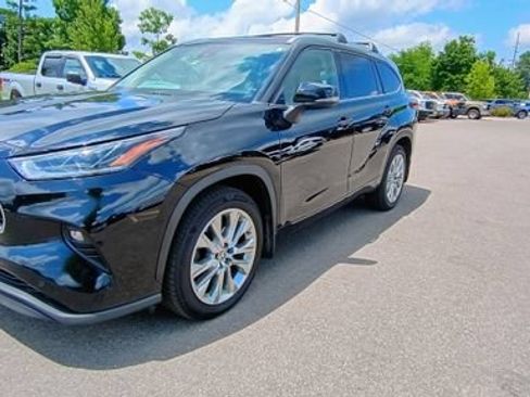 Used 2023 Toyota Highlander Limited AWD/4WD image 2