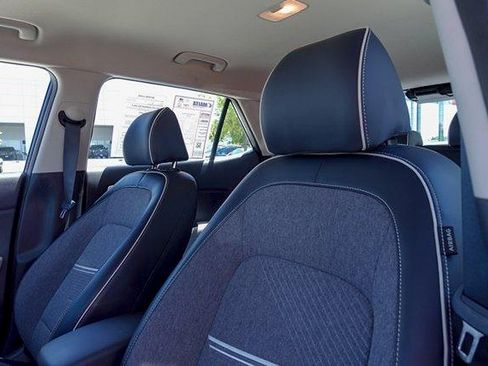 Used 2021 Hyundai Venue FWD image 10