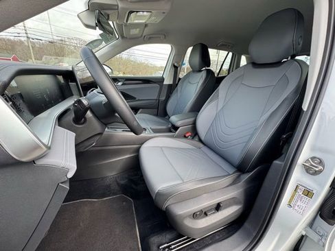 Used 2025 Volkswagen Tiguan SE image 29