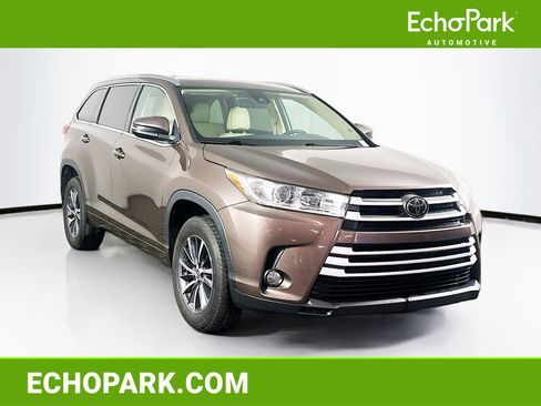 Used 2017 Toyota Highlander XLE FWD image 1