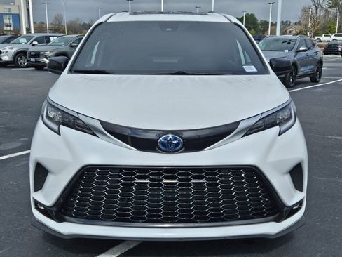 Used 2022 Toyota Sienna XSE image 2