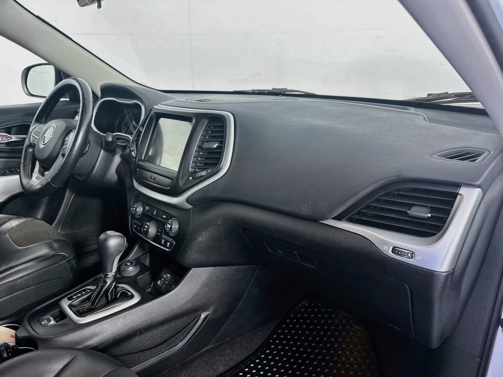 Used 2018 Jeep Cherokee Latitude Plus w/ Cold Weather Group AWD/4WD image 27