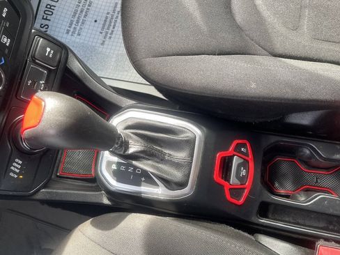 Used 2018 Jeep Renegade Latitude AWD/4WD image 16