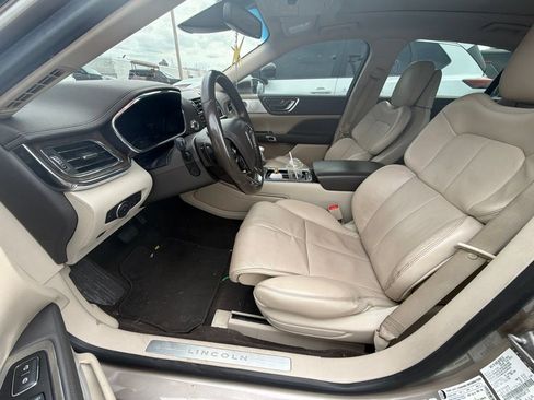 Used 2019 Lincoln Continental Reserve AWD/4WD image 7