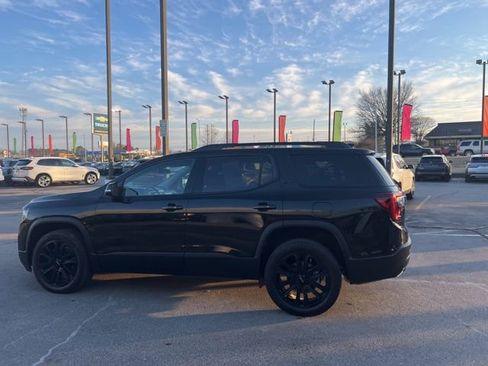 Used 2023 GMC Acadia SLT w/ Elevation Edition image 7