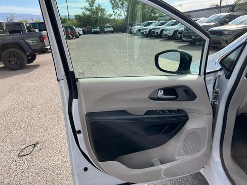 Certified 2024 Chrysler Pacifica Touring-L FWD image 14