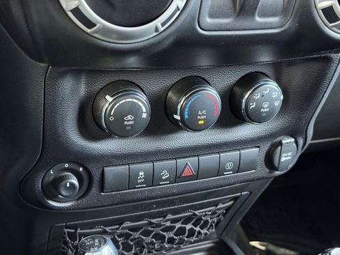 Used 2018 Jeep Wrangler Sahara w/ Connectivity Group image 30