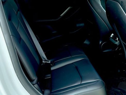 Used 2022 Tesla Model Y Long Range image 36