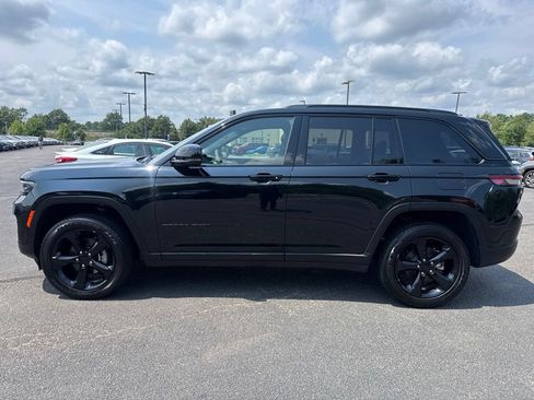 Used 2025 Jeep Grand Cherokee Altitude AWD/4WD image 3