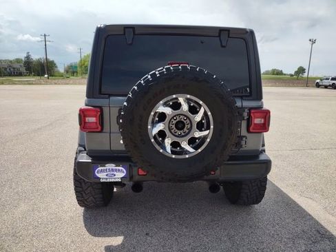 Used 2018 Jeep Wrangler Unlimited Sahara AWD/4WD image 4