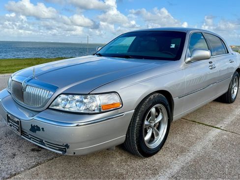 Used 2010 Lincoln Town Car Signature Limited RWD image 1