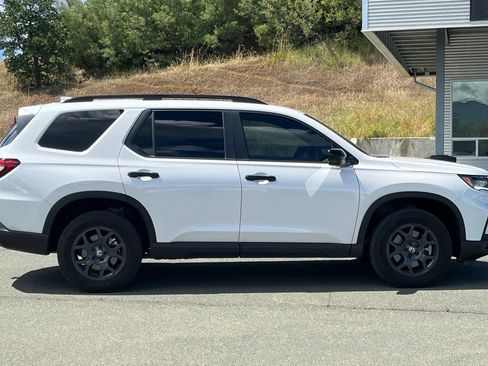 Used 2025 Honda Pilot TrailSport image 10