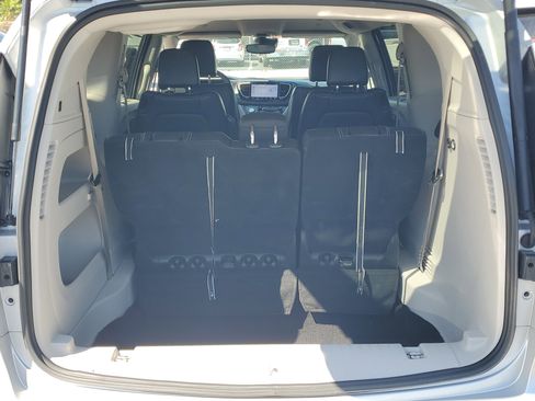 Used 2024 Chrysler Pacifica Touring-L FWD image 6