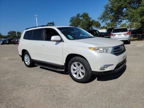 Used 2013 Toyota Highlander SE FWD image 3