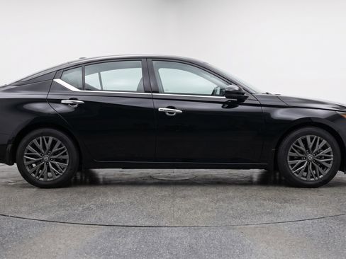 Used 2025 Nissan Altima 2.5 SV image 11
