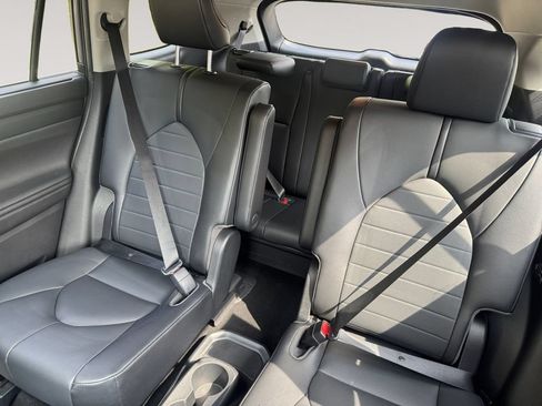 Used 2020 Toyota Highlander XLE AWD/4WD image 13